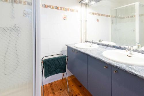 une salle de bain avec deux lavabos et un miroir dans l'établissement Villa Cécile - Climatisée avec jardin et parking, à Albi