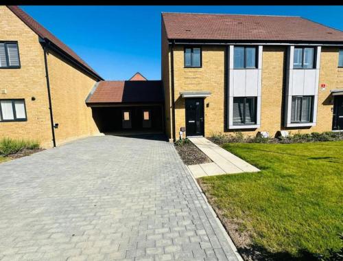 a brick house with a driveway in front of it at Ashford Luxury House with Hot tub and Driveway Parking in Kingsnorth