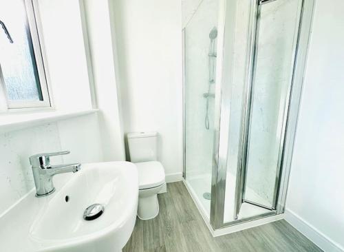 Ένα μπάνιο στο Ashford Luxury House with Hot tub and Driveway Parking