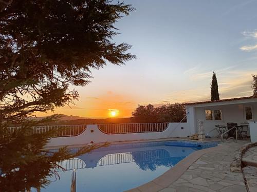 une villa avec une piscine au coucher du soleil dans l'établissement Villa avec piscine privative, Domaine privé du Capitou, Fréjus, à Fréjus
