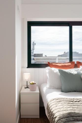 Host Wise - Sunny Bright Flat w Balcony