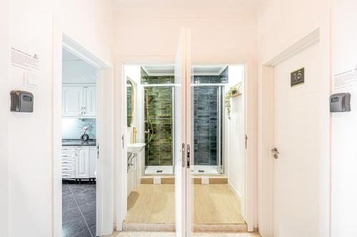 Dapur atau dapur kecil di Goa Square Guesthouses by Lisbon with Sintra - shared bathrooms