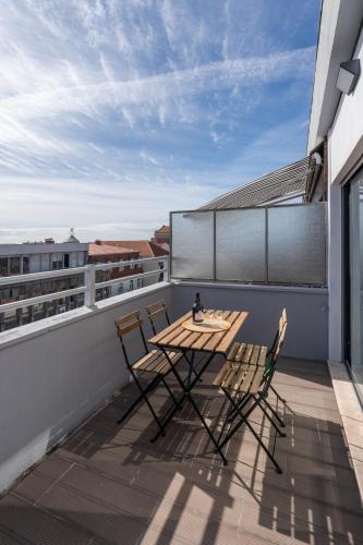 Host Wise - Sunny Bright Flat w Balcony