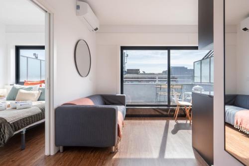 Host Wise - Sunny Bright Flat w Balcony
