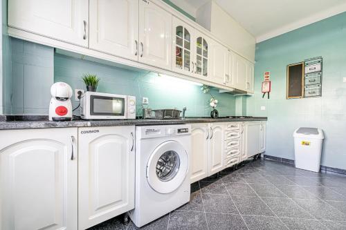 Dapur atau dapur kecil di Goa Square Guesthouses by Lisbon with Sintra - shared bathrooms