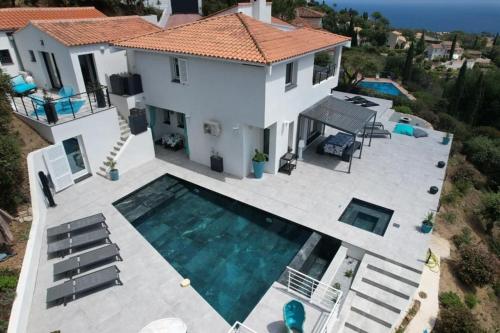 une vue aérienne d'une maison avec piscine dans l'établissement Villa 259, à Roquebrune-sur Argens