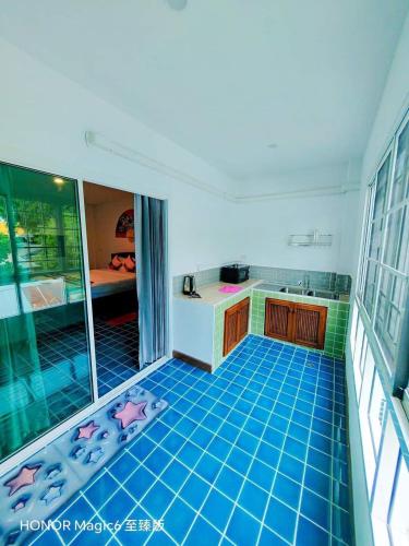 Postel nebo postele na pokoji v ubytování Baan Khlong Mae Kha Hotel