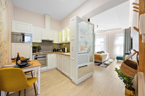 Óváros Boutique 8200 Veszprém, 2 Óváros tér 1. emelet 3. kép - 3