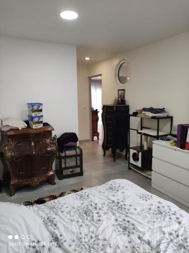 - une chambre avec un lit et une chambre avec une commode dans l'établissement Murat appartement 1 chambre double, à Strasbourg