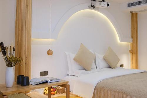 a bedroom with a bed with an arch above it at Leisure Inn in Lijiang