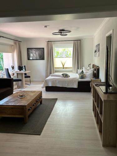 a large bedroom with a bed and a window at Garni Hotel & Appartements Nordstrand in Nordstrand