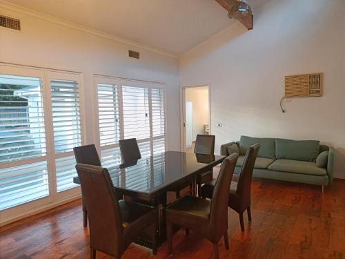 Ruang duduk di Cozy Room with Garden View - BH6