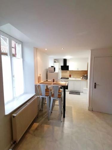 une cuisine avec une table et des chaises dans une pièce dans l'établissement CHILL 4 pers Boîte à clé 24 sur 7 Netflix & Wifi, à Joinville