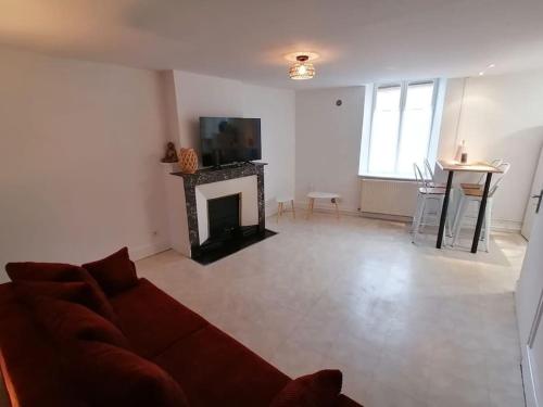 a living room with a couch and a fireplace at CHILL 4 pers Boîte à clé 24 sur 7 Netflix & Wifi in Joinville