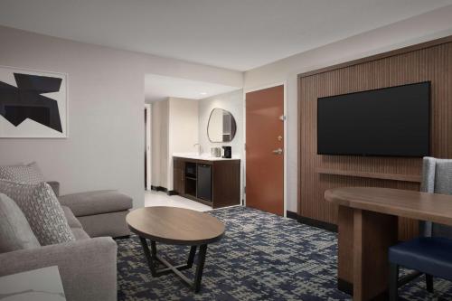 Televisyen dan/atau pusat hiburan di Embassy Suites by Hilton Dallas Near the Galleria