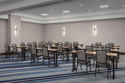 Kawasan bisnes dan/atau bilik persidangan di Embassy Suites by Hilton Dallas Near the Galleria