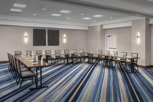 Kawasan bisnes dan/atau bilik persidangan di Embassy Suites by Hilton Dallas Near the Galleria
