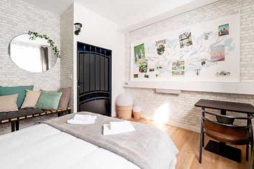 une chambre avec un lit, une table et un canapé dans l'établissement Unique ! Une nuit dans un jardin avec Ecran géant !, à Nantes