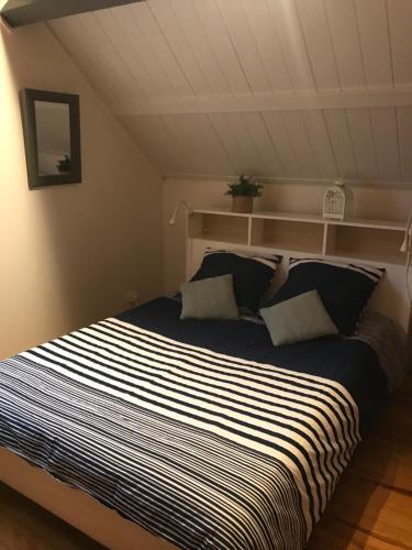 une chambre avec un grand lit dans une pièce dans l'établissement La Petite Maison, à Montbard