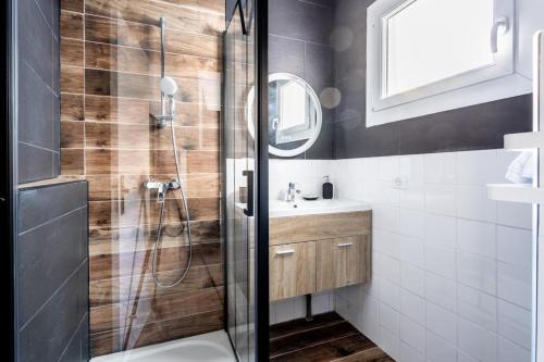 une salle de bain avec douche et lavabo dans l'établissement Unique ! Une nuit dans un jardin avec Ecran géant !, à Nantes