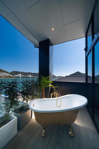 a bath tub in a bathroom with a view at ELSUENITOhinase in Hinase