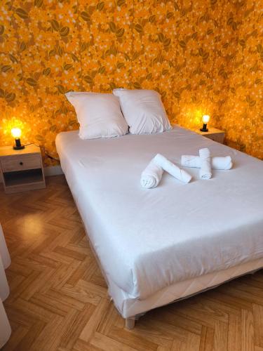 un lit avec deux serviettes dessus et deux lampes dans l'établissement Belle maison 4 chambres pour 8 personnes, au Mans