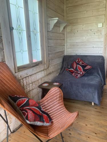 Posezení v ubytování Ceridwen Glamping, double decker bus and Yurts