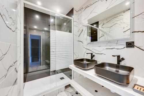 une salle de bain avec un lavabo et un miroir dans l'établissement Bluestay 55 - Charmant appartement à Paris, à Paris