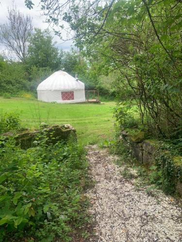 Zahrada ubytování Ceridwen Glamping, double decker bus and Yurts