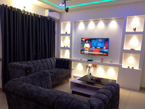 2 Bed - Sleeps 4 - AirCon - Free Parking
