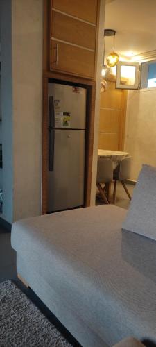 eine Küche mit einem Kühlschrank aus Edelstahl in einem Zimmer in der Unterkunft Les perles de Tamaris in Dar Mohammed Ould Haj Jilali