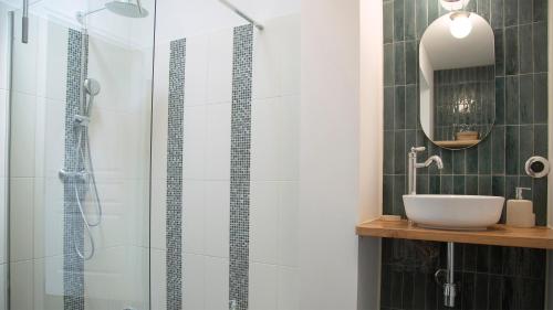 une salle de bain avec une douche en verre avec un lavabo dans l'établissement Maison séjour d'affaire ou tourisme proche Orly, à Wissous