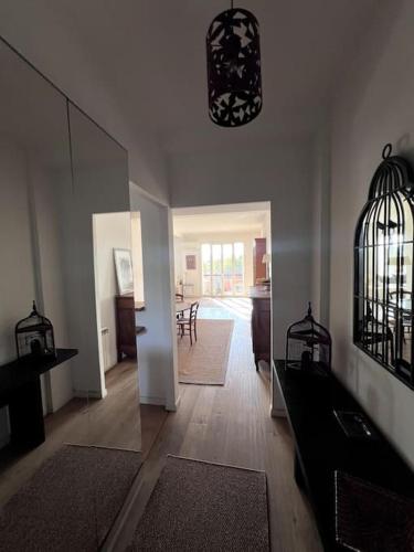 un salon avec une cage à oiseaux sur le mur dans l'établissement Spacieux T2 centre-ville Aix, à Aix-en-Provence