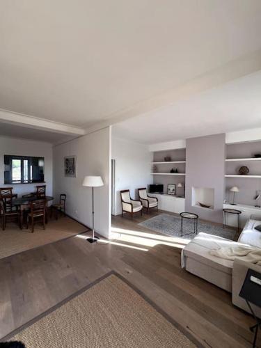 un salon blanc avec un canapé et une table dans l'établissement Spacieux T2 centre-ville Aix, à Aix-en-Provence