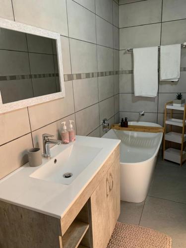 Bilik mandi di Chargo Boutique Lodge