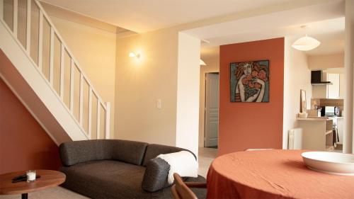 un salon avec un canapé et une table dans l'établissement Maison séjour d'affaire ou tourisme proche Orly, à Wissous