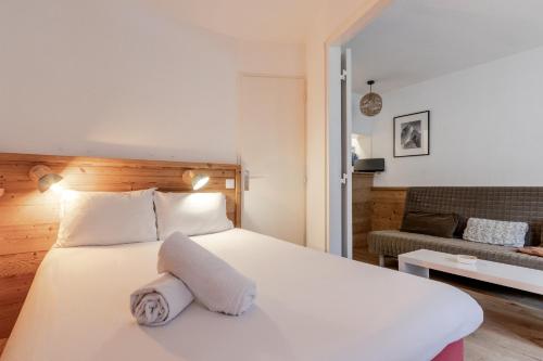 - une chambre avec un lit blanc et un salon dans l'établissement Grepon Paradis - Chamonix - Proche Aiguille Midi, à Chamonix-Mont-Blanc