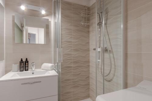 une salle de bain avec douche et lavabo dans l'établissement Grepon Paradis - Chamonix - Proche Aiguille Midi, à Chamonix-Mont-Blanc