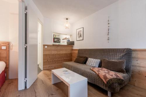 un salon avec un canapé et une table dans l'établissement Grepon Paradis - Chamonix - Proche Aiguille Midi, à Chamonix-Mont-Blanc