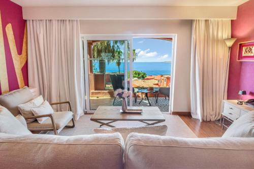 a living room with a couch and a view of the ocean at Boutique Hotel Vivenda Miranda in Lagos