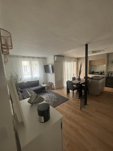 un salon avec un canapé et une table dans l'établissement Appartement confortable et cosy sur le port de Nice, à Nice