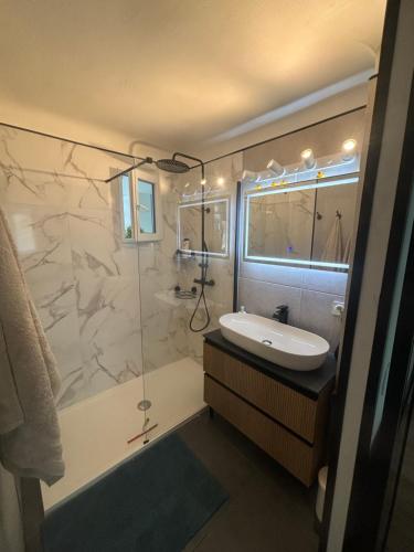 une salle de bain avec une baignoire, un lavabo et une douche dans l'établissement Appartement confortable et cosy sur le port de Nice, à Nice