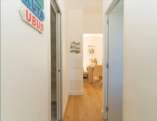 un couloir avec une porte menant à une chambre dans l'établissement Entre Terre & Mer Chez Milann, à Marseille