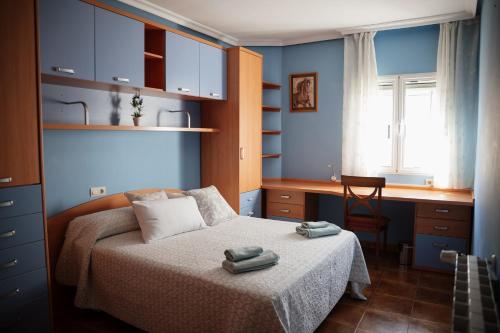 A bed or beds in a room at Casa La Sinagoga de Trujillo