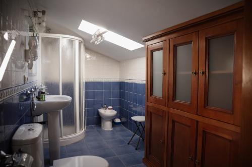 A bathroom at Casa La Sinagoga de Trujillo