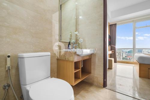 ジャカルタにあるBalsa by Kozystay - Mentengのトイレと洗面台のあるバスルーム