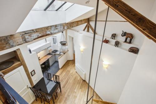 - une vue sur la salle à manger et la cuisine dans un loft transformé dans l'établissement Bluestay 131 - Charmant appartement à Paris, à Paris