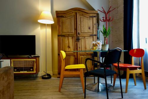 - un salon avec une table, des chaises et une télévision dans l'établissement Charming apartment for 4 people 1 baby in the heart of Paris, à Paris