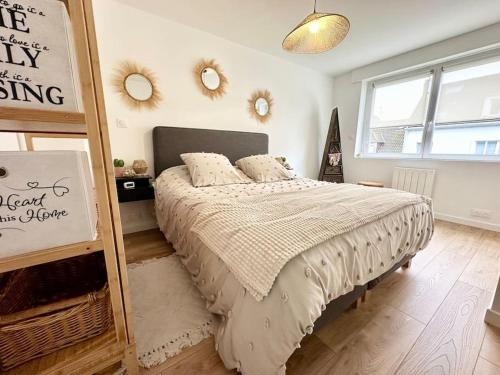 une chambre avec un lit et deux miroirs au mur dans l'établissement Le BalCON du FORT Face mer, à Le Portel