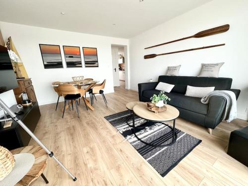 un salon avec un canapé et une table dans l'établissement Le BalCON du FORT Face mer, à Le Portel